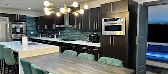 8-bedroom bed & breakfast in welcoming North Las Vegas with WiFi, AC