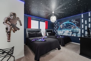 5 slaapkamers, een bureau, een strijkplank/strijkijzer, reisbedje