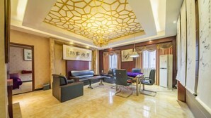 A spacious lobby with a marble floor, a reception desk, seating area, and a decorative ceiling. - Dafuhao Hotel (Yichun Runda International Yuanzhou Gulou Square Branch) (Yichun)