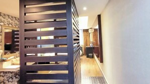 A hallway with a modern wooden partition, a sink area, and a mirror. - Dafuhao Hotel (Yichun Runda International Yuanzhou Gulou Square Branch) (Yichun)