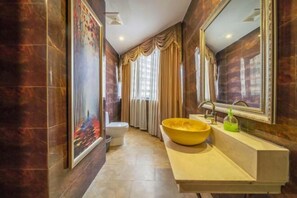 A bathroom with a large mirror, a yellow sink, and a painting on the wall. - Dafuhao Hotel (Yichun Runda International Yuanzhou Gulou Square Branch) (Yichun)
