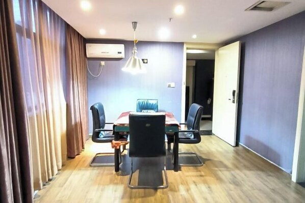 A conference room with a table, chairs, and a ceiling light. - Dafuhao Hotel (Yichun Runda International Yuanzhou Gulou Square Branch) (Yichun)