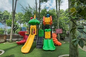 A playground with slides and climbing structures. - Cuiyuezhuang Countryside Hotel (Dujiangyan)