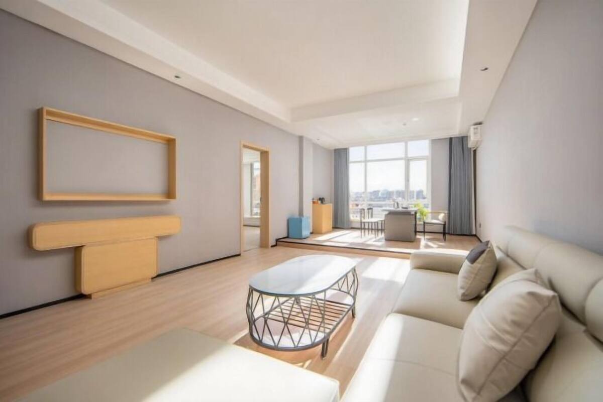 Un salon moderne avec un canapé, une table basse et un meuble pour la télévision.