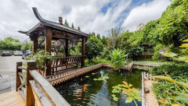 A traditional wooden pavilion over a pond with a wooden deck and a small bridge. - Homeinn Hotel (Nanjing South Railway Station Shengtai West Road Cuipingshan Subway Station) (Nanjing)