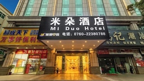 L'ingresso di un hotel con un cartello che indica 'Mi Duo Hotel' e un numero di telefono ben visibile.