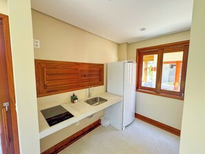 Luxury Twin Room, Lanai, Pool View | Private kitchen | Fridge, stovetop, cookware/dishes/utensils - Villa Maracujá  (Amontada)