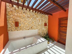 Luxury Twin Room, Lanai, Pool View | Bathroom | Separate tub and shower, towels, soap, shampoo - Villa Maracujá  (Amontada)