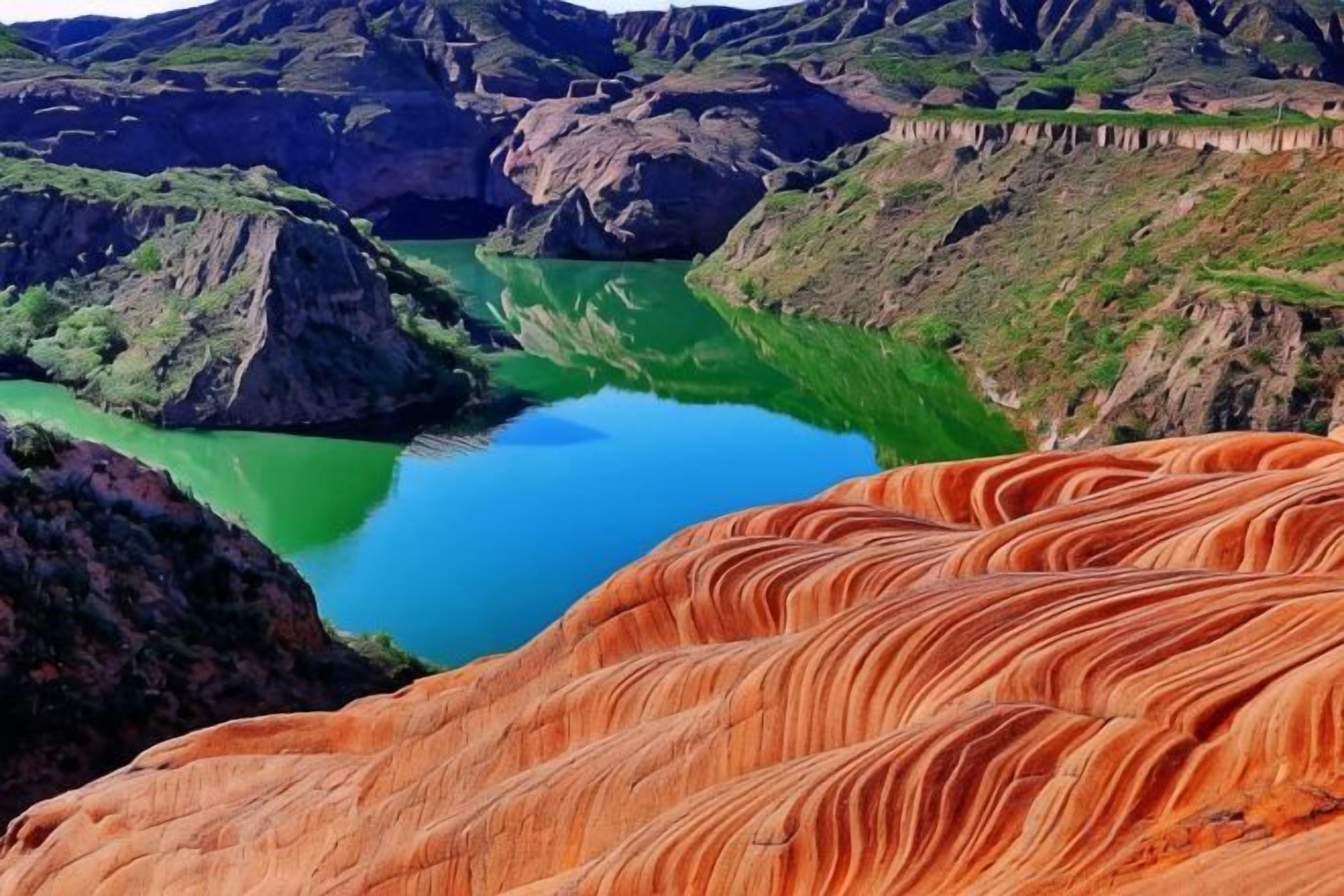 Paisaje natural con un río y colinas escalonadas.