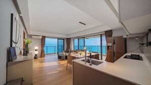 Een moderne keuken met een centraal eiland, een eethoek met uitzicht en een groot raam.