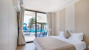 Ein Hotelzimmer mit Bett, großem Fenster und Blick auf Pool und Palmen.