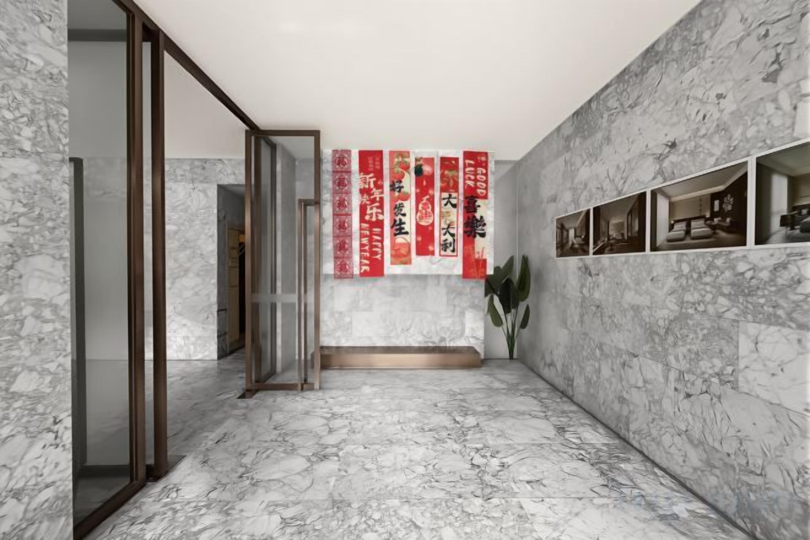 Ein Zimmer mit Marmorboden, einer Glastür und roten Bannern an der Wand.