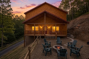 Eine Blockhütte mit Veranda, Sitzgelegenheiten im Freien und einem Feuerkorb.
