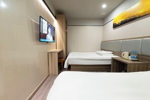 A hotel room with two beds, a TV mounted on the wall, and a painting above the beds. - Homeinn Pebble Hotel (Beijing Tongren Hospital Chongwenmen Subway Station) (Beijing)