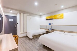 A hotel room with two beds, a desk, a chair, a window with blinds, and a painting on the wall. - Homeinn Pebble Hotel (Beijing Tongren Hospital Chongwenmen Subway Station) (Beijing)