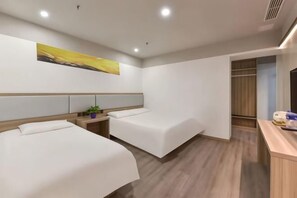 A hotel room with two beds, a desk, a TV, and a wardrobe. - Homeinn Pebble Hotel (Beijing Tongren Hospital Chongwenmen Subway Station) (Beijing)