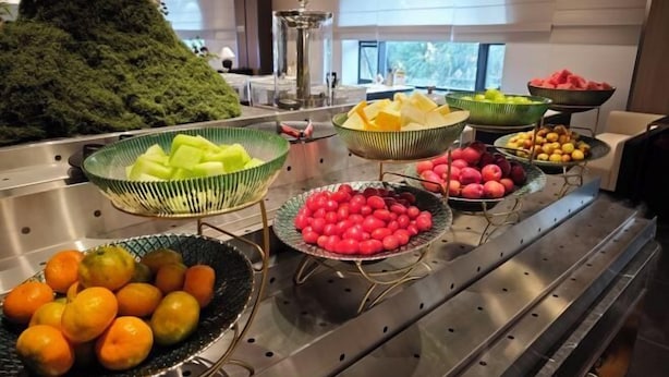 A buffet with various fruits and vegetables. - Beijing Jindilai Business Club (Yansai Outlets Miyun Branch) (Beijing)
