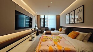 A modern hotel room with a large bed, a desk, a chair, and a TV. - Beijing Jindilai Business Club (Yansai Outlets Miyun Branch) (Beijing)