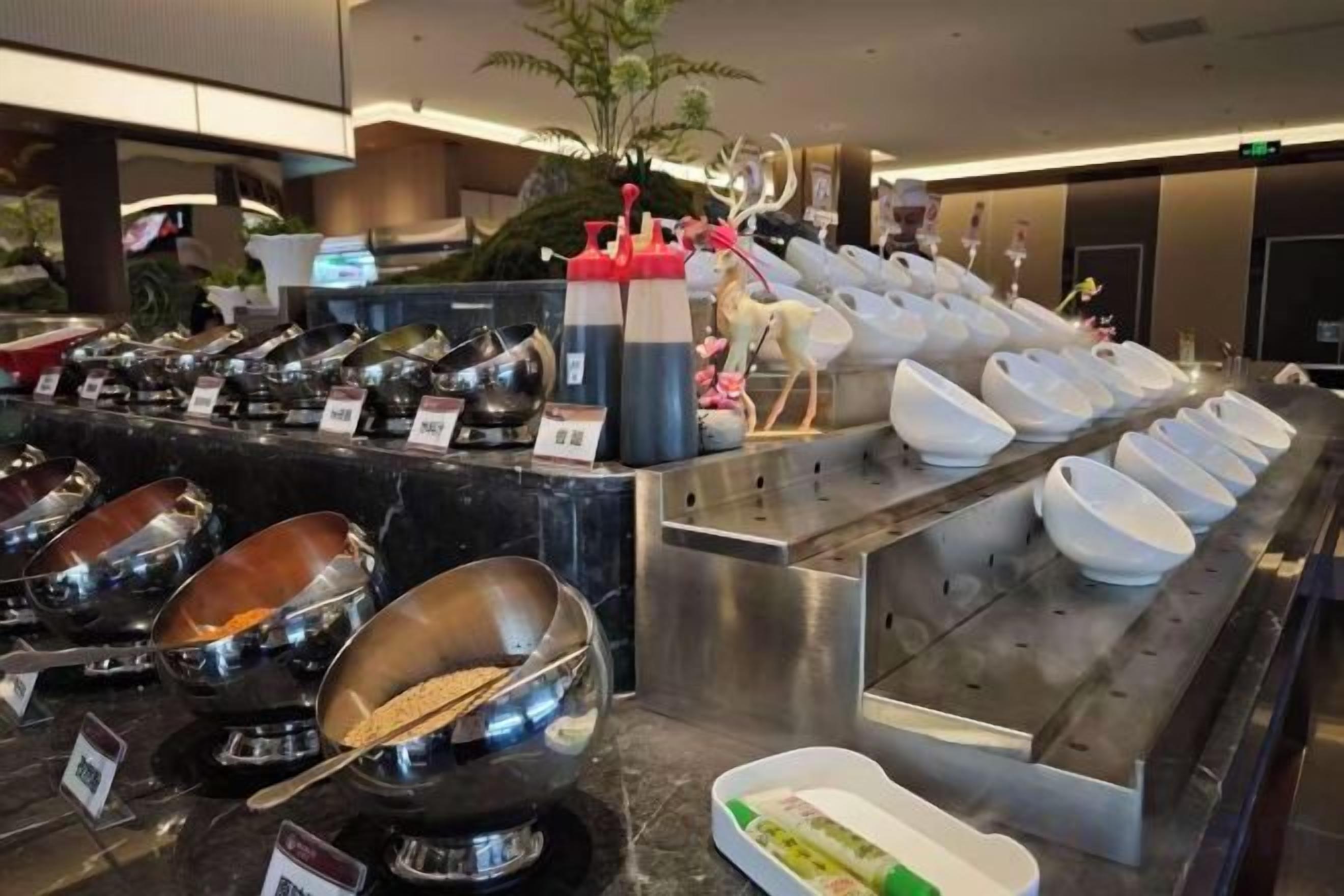 Montaje de bufé con varios cuencos y recipientes, probablemente para servicio de alimentos.