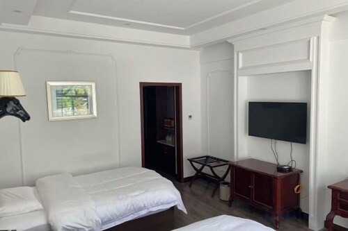 The Four Seasons Amusement Hotel Kanas
