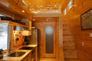 Fridge, microwave, oven, stovetop - Private Mountain Getaway! (Sequim)