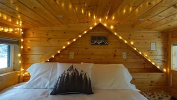 2 bedrooms, desk, travel cot, WiFi