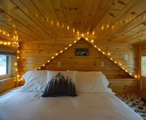 2 bedrooms, desk, travel cot, WiFi