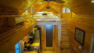 2 bedrooms, desk, travel cot, WiFi