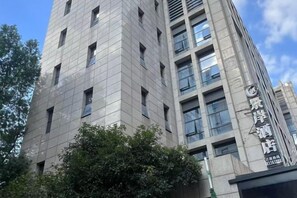A tall building with multiple windows and a sign indicating a hotel. - Jingan Hotel (Shaoxing Keqiao Yintai Lantian Shixin Plaza) (Shaoxing)