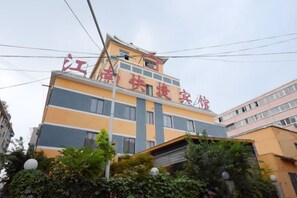 Un edificio de varios pisos con letreros que indican que es un hotel.