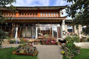 Exterior - Cozy Mountain Inn (Shangri-La)