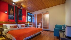 A bedroom with a bed, a desk, and a chair. - Cozy Mountain Inn (Shangri-La)