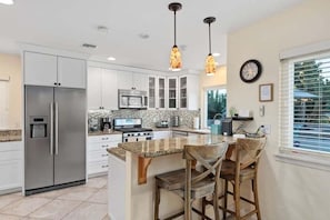 Fridge, microwave, oven, stovetop - Pool, A/C, fire pit, views of Cowles Mountain - Hemingway Heaven with a pool! (San Diego)
