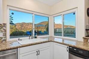 Fridge, microwave, oven, stovetop - Pool, A/C, fire pit, views of Cowles Mountain - Hemingway Heaven with a pool! (San Diego)