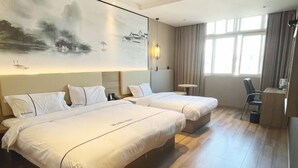 A hotel room with two beds, a desk, and a chair. - Hua Ju Hotel (Subway Station, Duduanqiao, Mudu Town, Suzhou) (Suzhou)