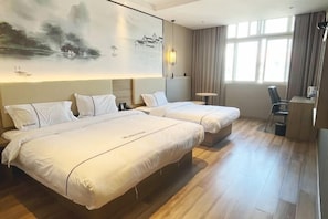 A hotel room with two beds, a desk, and a chair. - Hua Ju Hotel (Subway Station, Duduanqiao, Mudu Town, Suzhou) (Suzhou)