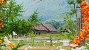 A rustic barn in a rural setting with rolling hills in the background. - Hemu Free Tribe Villa (Burqin)