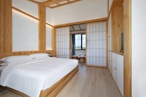 A bedroom with a large bed, wooden walls, a sliding door, and a view of the outdoors. - Shanghai Duoyun Xianjuju B&B (Fengxian Wufangcun Branch) (Shanghai)