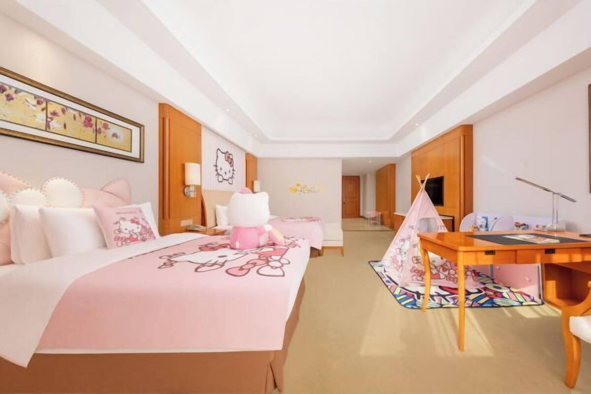 Una habitación de hotel con una cama, un escritorio y una silla.