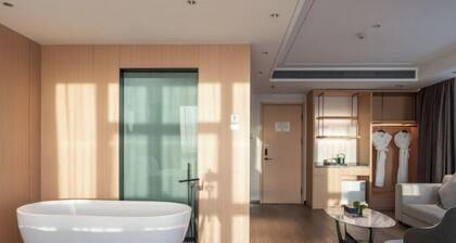 Madison Hotel Qingdao City Center (May Fourth Square)