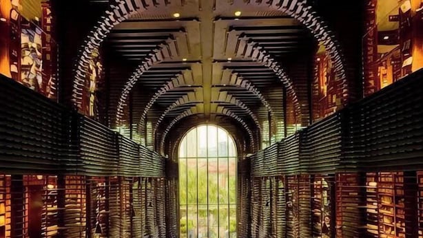 A library interior with arched ceilings and bookshelves. - HanTing Hotel (Tianjin Railway Station Italian Style Street) (Tianjin)