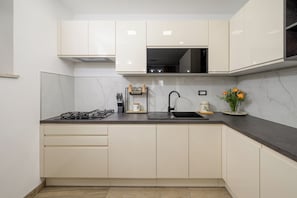 Een koelkast, een microgolfoven, een oven, een kookplaat