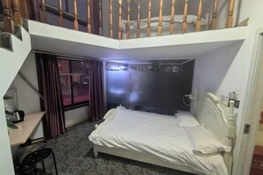 A corner bedroom with a bunk bed, a desk, a chair, and a window with curtains. - 100 Inn (Shanghai Pudong Lingang University Town store) (Shanghai)