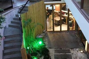 Una escalera que lleva a una habitación con vista a un comedor.