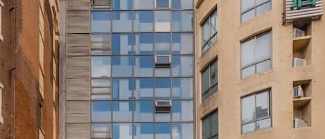 Un edificio moderno con fachada de vidrio y varias ventanas.