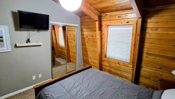 2 bedrooms, desk, iron/ironing board, travel crib