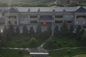 Un bâtiment doté d’un toit plat, de nombreuses fenêtres et d’un drapeau à l’avant.