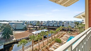 Un resort con edificios de varios pisos, piscina y zona de embarcadero.