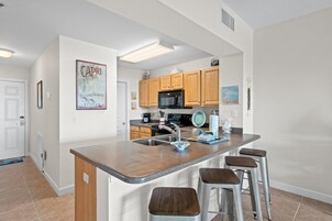 Apartamento | Cocina privada | Frigorífico grande, microondas, horno y placa de cocina