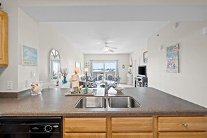 Full-sized fridge, microwave, oven, stovetop